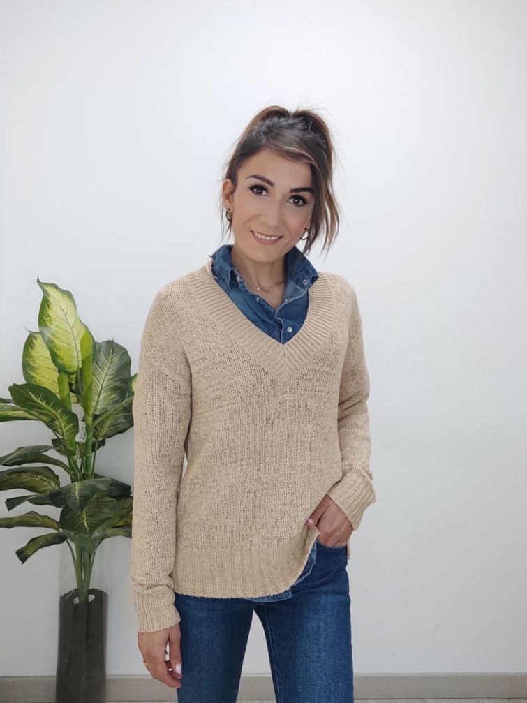 Jersey Cuello Pico Camel.